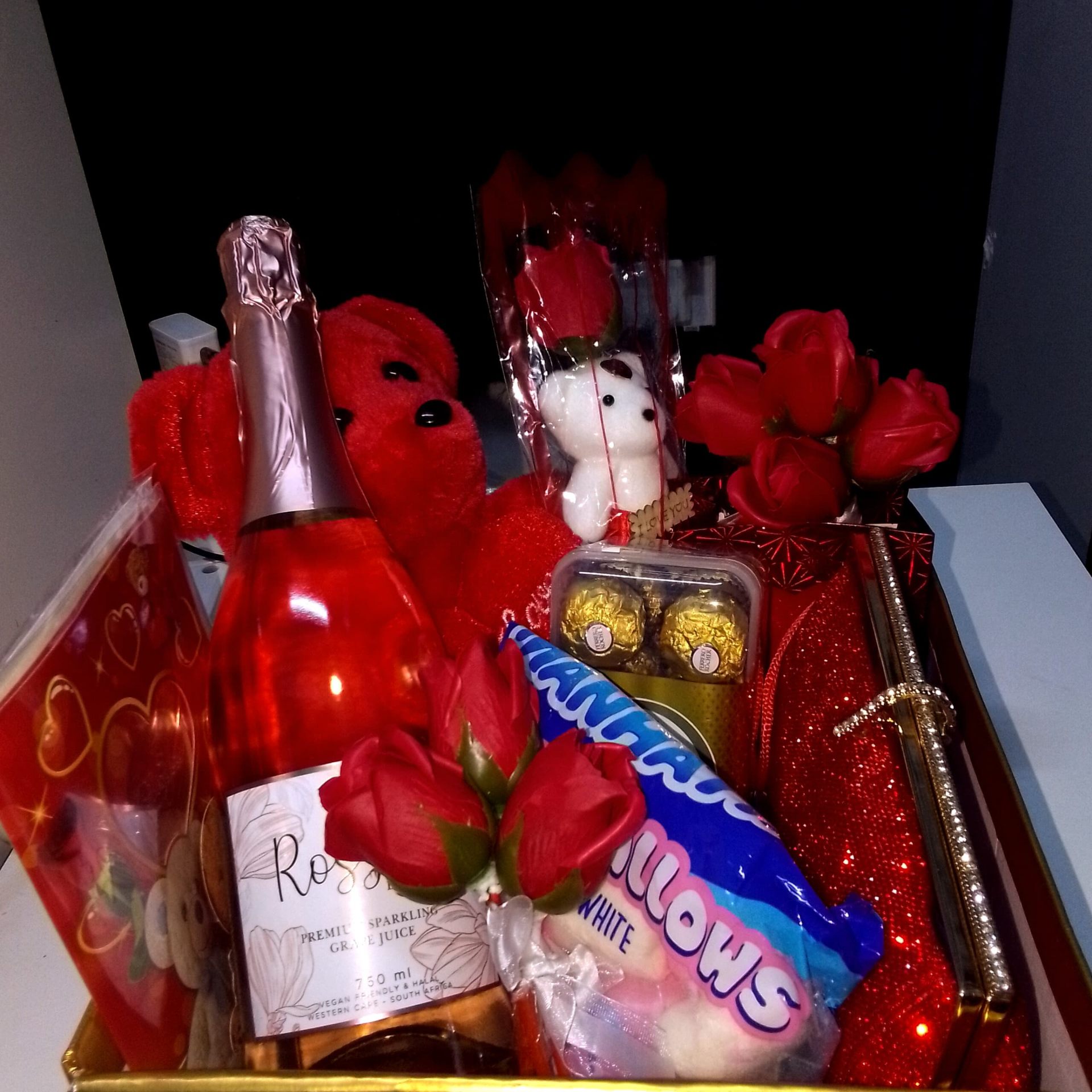 Rosso Sparkling Romance Hamper